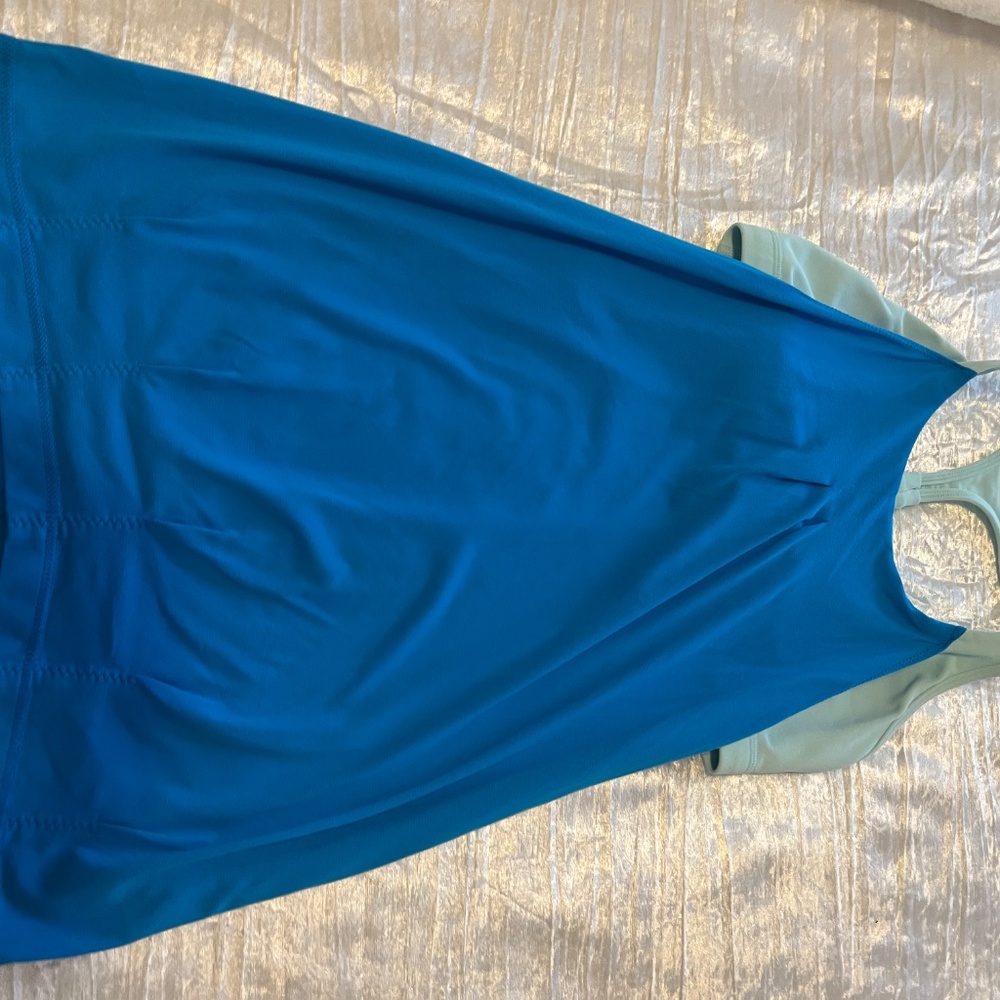 Lululemon two tone blue, size 10, tank w/ matching sports bra - Picture 5 of 6